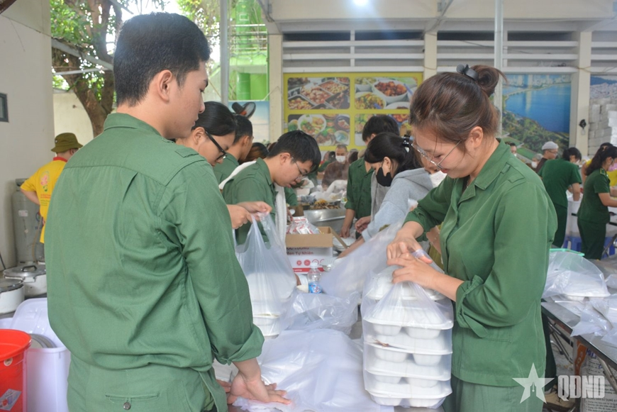 Thắp sáng niềm tin đồng bào vùng lũ